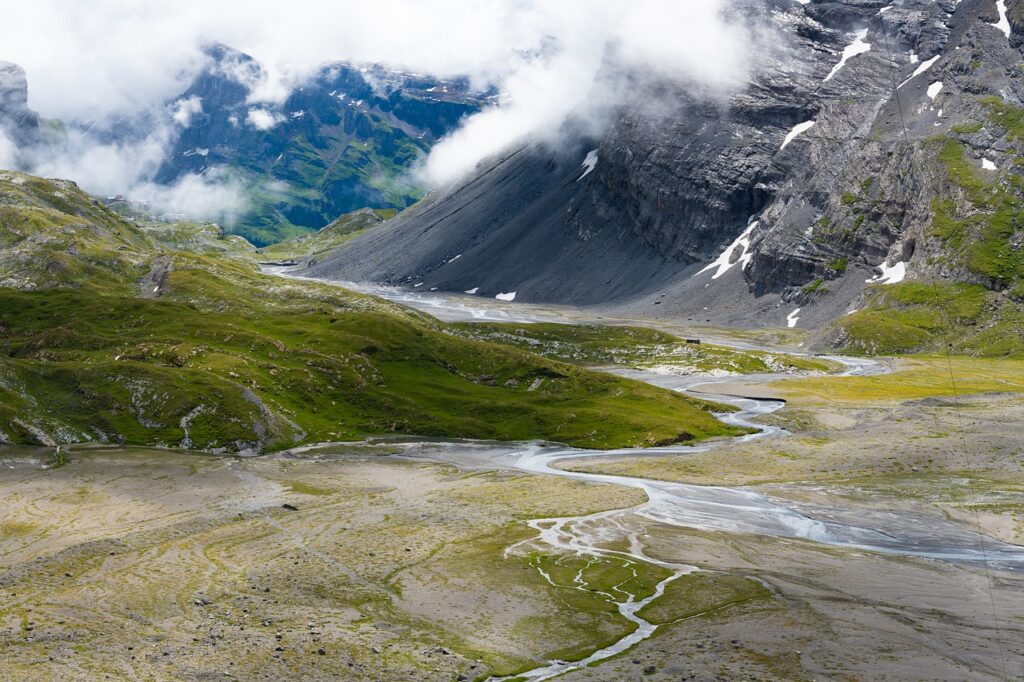 écoulement d'un rivière depuis des montagnes