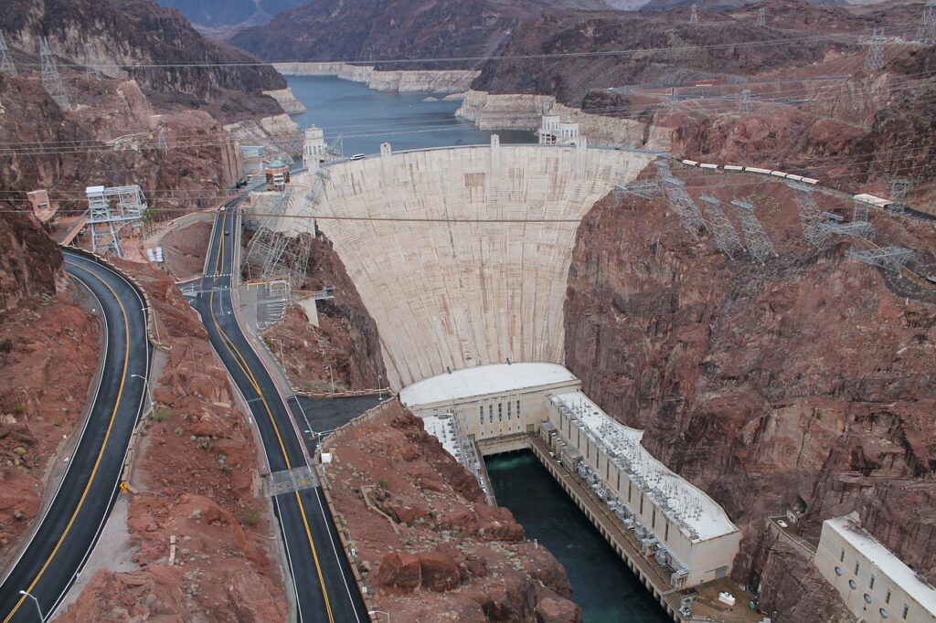 chantier de construction d'un barrage voute